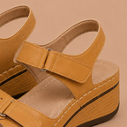 Dames platformsandalen met sleehak en verstelbare band Jelle Jora Mode