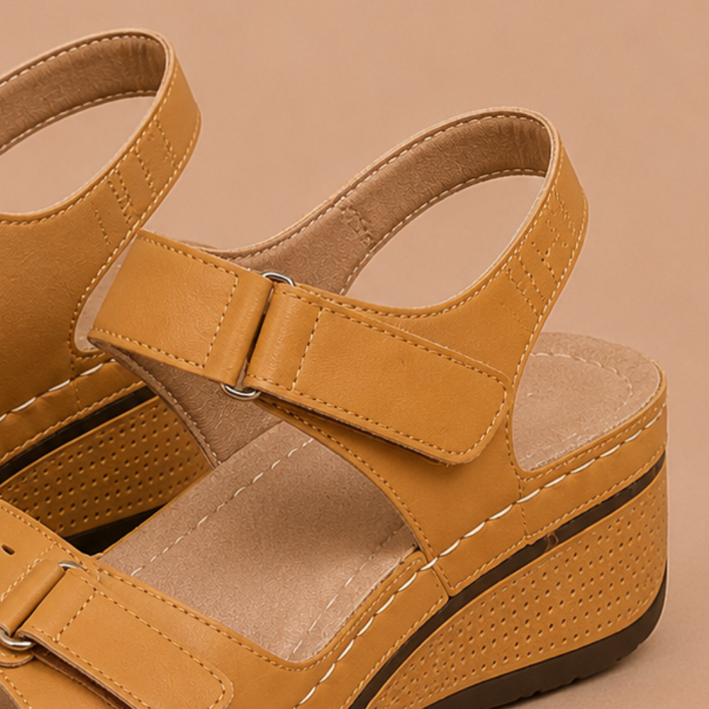 Dames platformsandalen met sleehak en verstelbare band Jelle Jora Mode