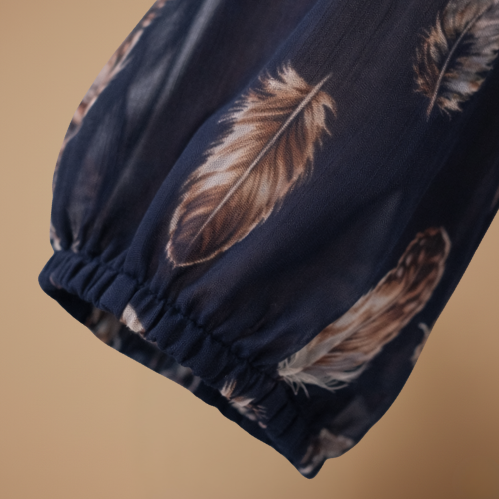 Dames zomerblouse met V-hals en verenprint Jelle Jora Mode