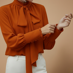 Damesblouse met strikje en lange mouwen