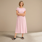 Dames casual midi jurk met ronde hals korte mouwen en zakken Jelle Jora Mode