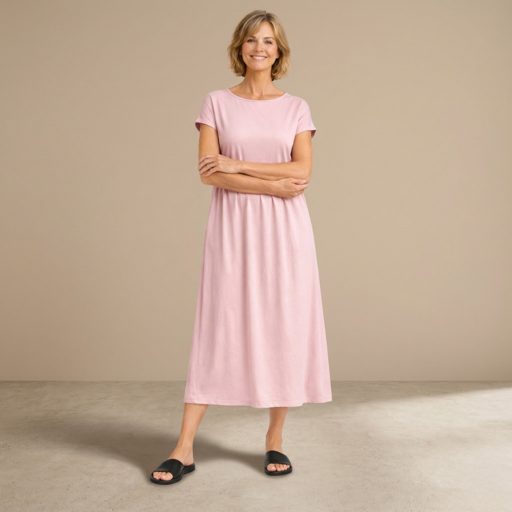Dames casual midi jurk met ronde hals korte mouwen en zakken Jelle Jora Mode