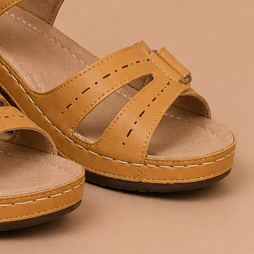 Dames platformsandalen met sleehak en verstelbare band Jelle Jora Mode