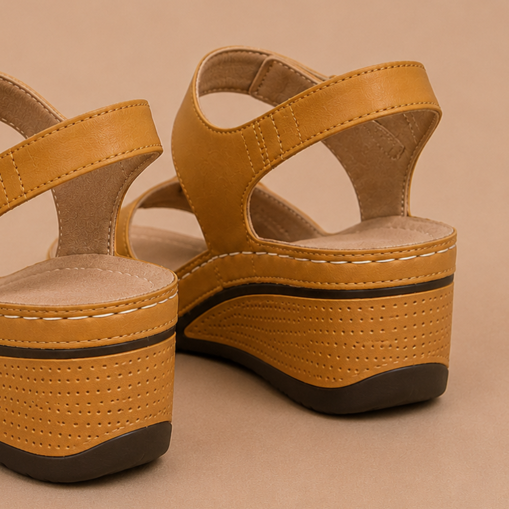 Dames platformsandalen met sleehak en verstelbare band Jelle Jora Mode