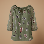 Dames zomerblouse met V-hals en verenprint Jelle Jora Mode