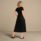 Dames casual midi jurk met ronde hals korte mouwen en zakken Jelle Jora Mode