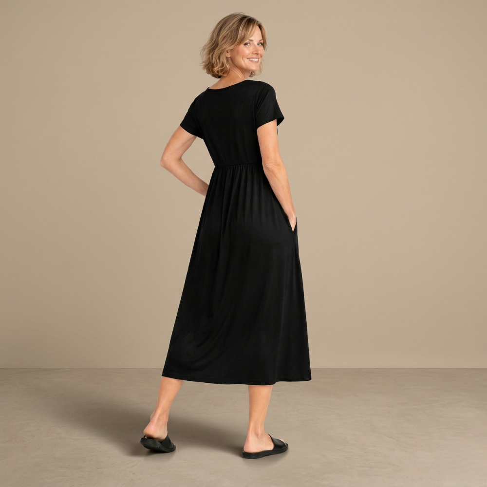 Dames casual midi jurk met ronde hals korte mouwen en zakken Jelle Jora Mode