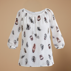 Dames zomerblouse met V-hals en verenprint Jelle Jora Mode
