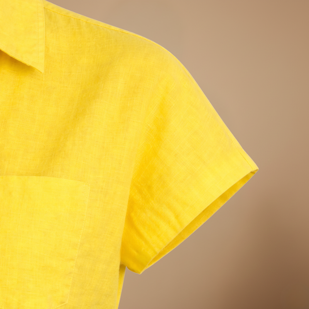 Vrouwenblouse met losse pasvorm mouwloos en met knopen Jelle Jora Mode