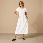 Dames casual midi jurk met ronde hals korte mouwen en zakken Jelle Jora Mode
