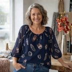 Dames zomerblouse met V-hals en verenprint Jelle Jora Mode