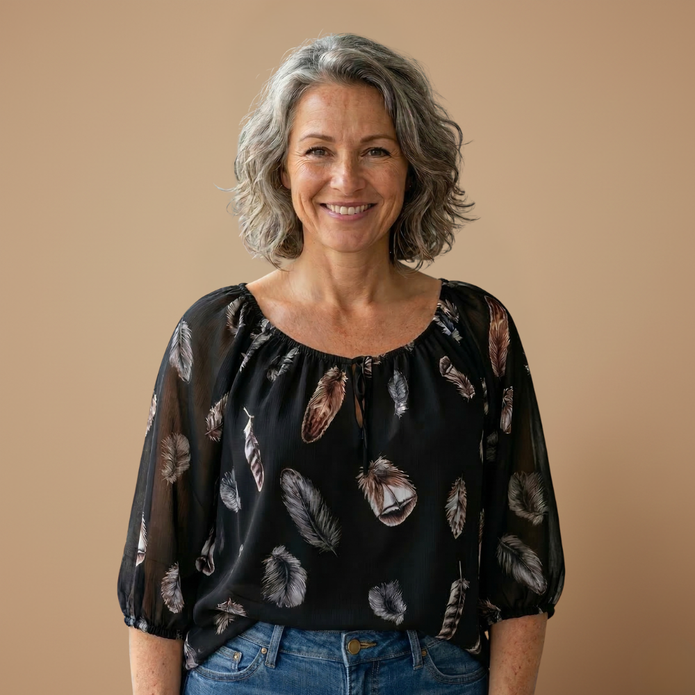Dames zomerblouse met V-hals en verenprint Jelle Jora Mode