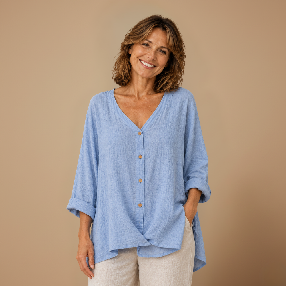 Dames casual blouse met losse pasvorm knoopsluiting en v-hals Jelle Jora Mode