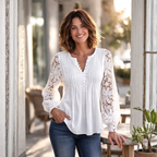Damesblouse met kanten mouwen plooien en knopen Jelle Jora Mode