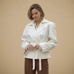 Korte trenchcoat met dubbele knoopsluiting voor dames Jelle Jora Mode