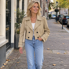 Dames korte trenchcoat met dubbele knoopsluiting Jelle Jora Mode