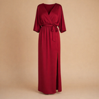 Elegante midi-jurk met V-hals split en strikceintuur Jelle Jora Mode