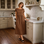 Dames casual midi jurk met ronde hals korte mouwen en zakken Jelle Jora Mode