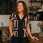 Dames casual blouse met geometrisch patroon en V-hals Jelle Jora Mode