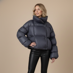 Damesjas met capuchon en korte casual pasvorm Jelle Jora Mode