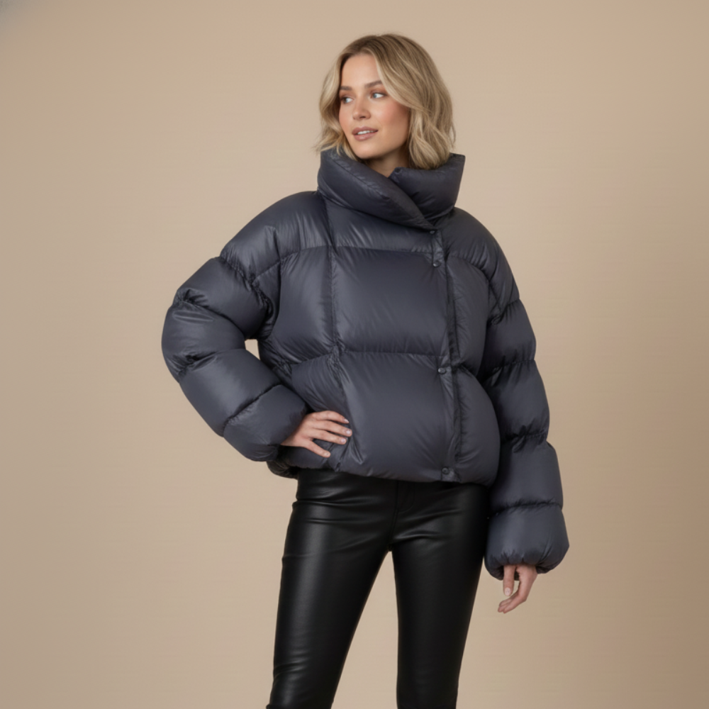 Damesjas met capuchon en korte casual pasvorm Jelle Jora Mode