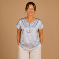 Dames shirt met v-hals korte mouwen en knopen Jelle Jora Mode