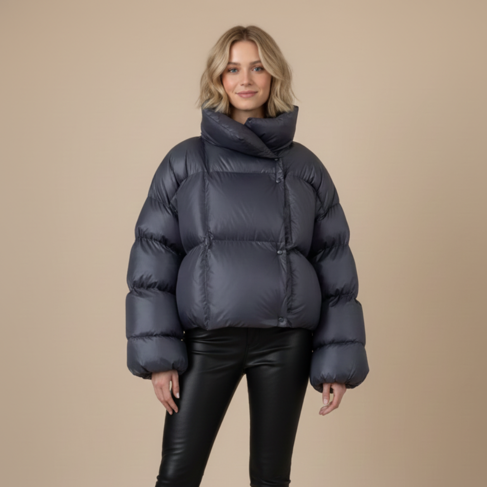 Damesjas met capuchon en korte casual pasvorm Jelle Jora Mode