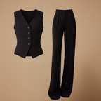 Dames casual outfit met een getailleerd vest en broek Jelle Jora Mode
