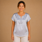 Dames shirt met v-hals korte mouwen en knopen Jelle Jora Mode