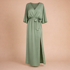 Elegante midi-jurk met V-hals split en strikceintuur Jelle Jora Mode