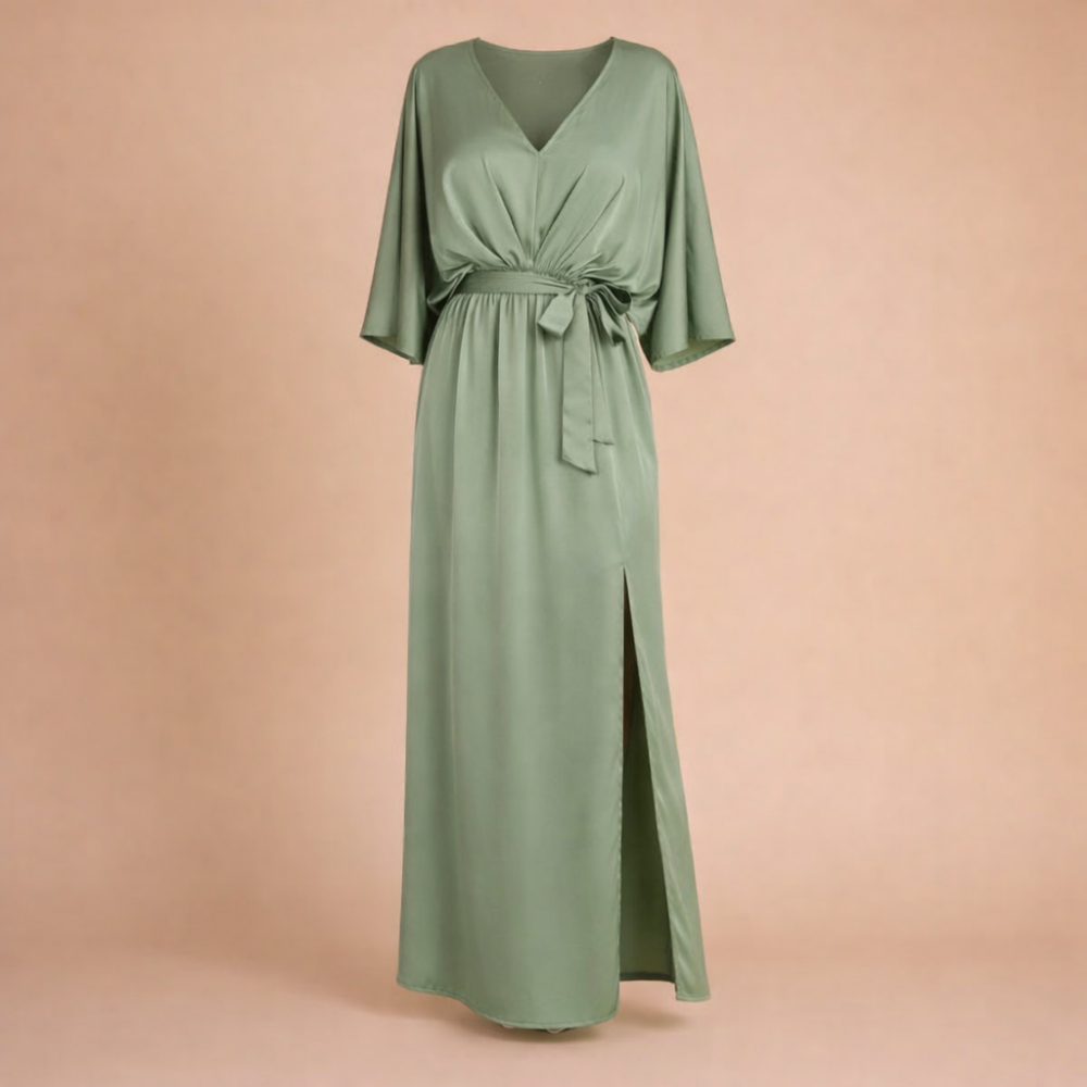 Elegante midi-jurk met V-hals split en strikceintuur Jelle Jora Mode
