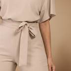 Dames jumpsuit met strik in de taille en wijde pijpen Jelle Jora Mode