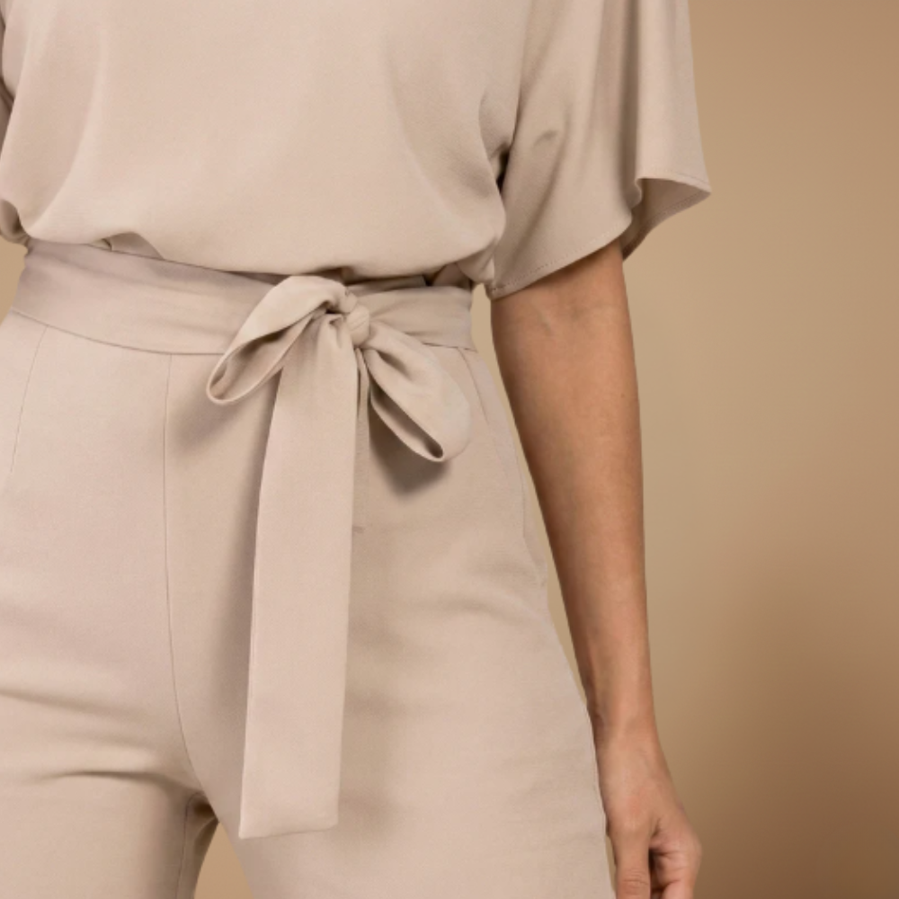 Dames jumpsuit met strik in de taille en wijde pijpen Jelle Jora Mode