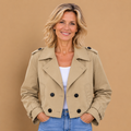 Dames korte trenchcoat met dubbele knoopsluiting Jelle Jora Mode