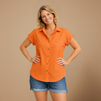 Vrouwenblouse met losse pasvorm mouwloos en met knopen Jelle Jora Mode