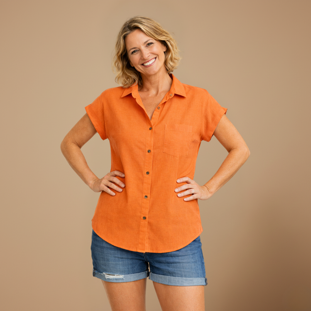 Vrouwenblouse met losse pasvorm mouwloos en met knopen Jelle Jora Mode