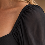 Dames getailleerde blouse met hartvormige halslijn en lange mouwen Jelle Jora Mode