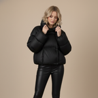 Damesjas met capuchon en korte casual pasvorm Jelle Jora Mode