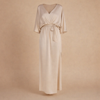 Elegante midi-jurk met V-hals split en strikceintuur Jelle Jora Mode