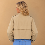 Dames korte trenchcoat met dubbele knoopsluiting Jelle Jora Mode