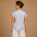 Dames shirt met v-hals korte mouwen en knopen Jelle Jora Mode