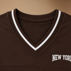 Dames lossittend T-shirt met V-hals en ‘Number’-design Jelle Jora Mode
