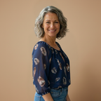 Dames zomerblouse met V-hals en verenprint Jelle Jora Mode