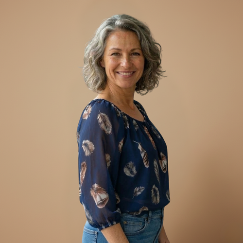Dames zomerblouse met V-hals en verenprint Jelle Jora Mode