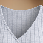 Damesblouse met geribde v-hals en knoopdetails Jelle Jora Mode