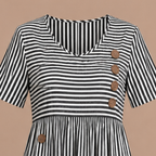 Dames gestreepte midi-jurk met zakken en knoopdetails Jelle Jora Mode