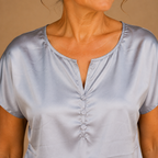 Dames shirt met v-hals korte mouwen en knopen Jelle Jora Mode