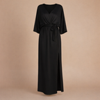 Elegante midi-jurk met V-hals split en strikceintuur Jelle Jora Mode