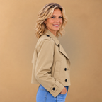 Dames korte trenchcoat met dubbele knoopsluiting Jelle Jora Mode