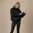 Damesjas met capuchon en korte casual pasvorm Jelle Jora Mode